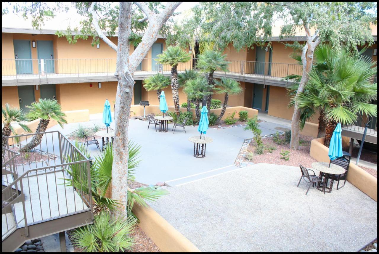 Ramada By Wyndham Tucson Airport Hotel Drexel Heights Exterior photo