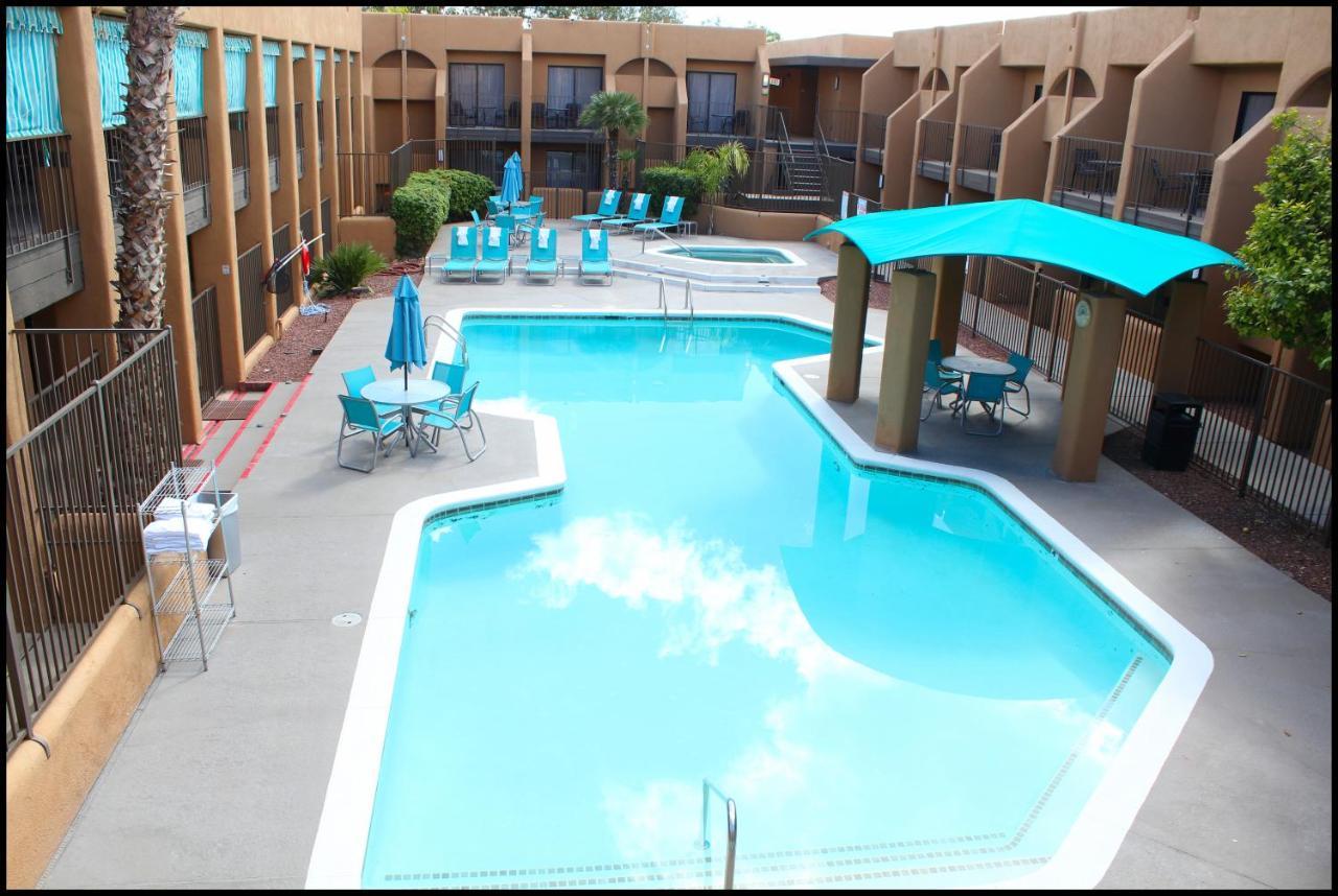 Ramada By Wyndham Tucson Airport Hotel Drexel Heights Exterior photo
