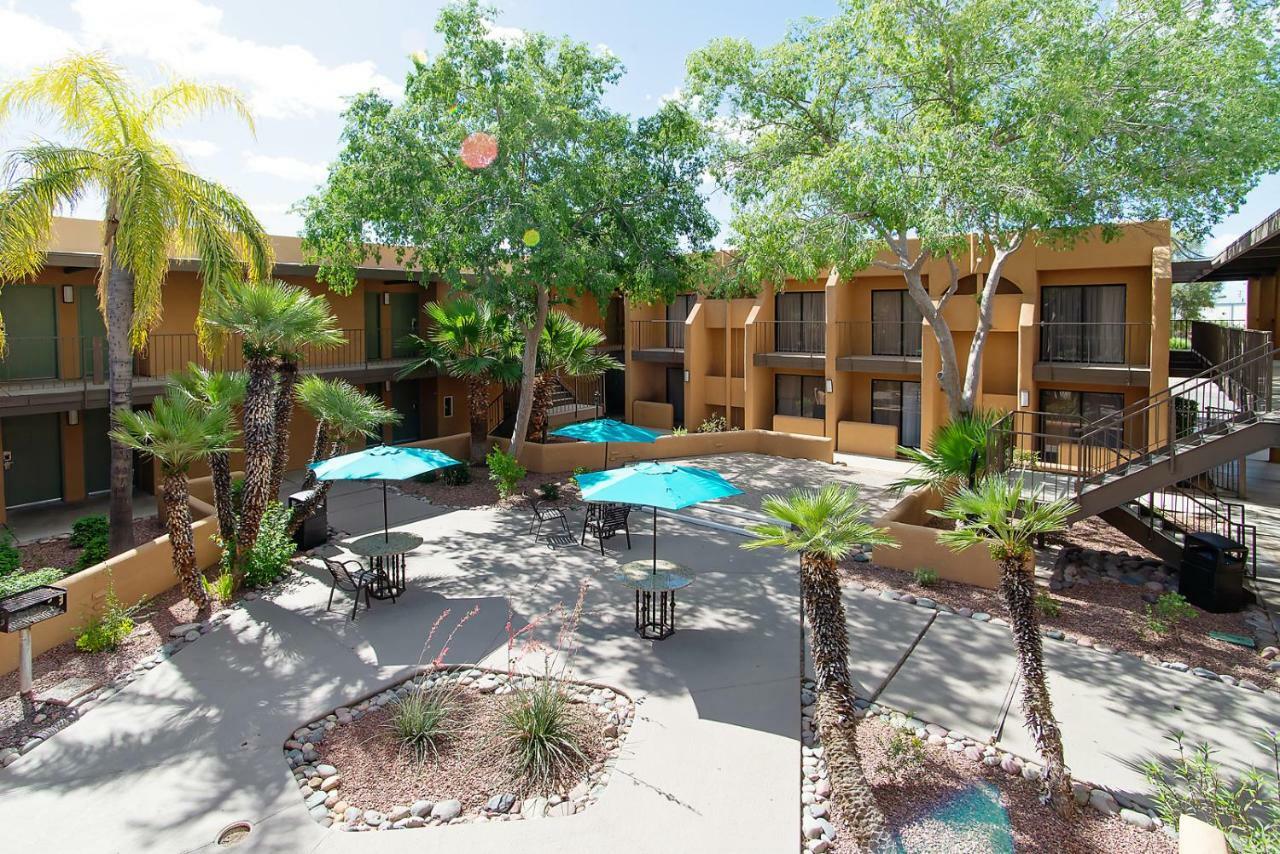 Ramada By Wyndham Tucson Airport Hotel Drexel Heights Exterior photo